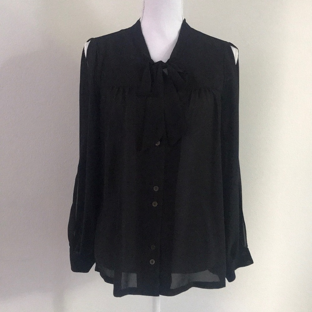 Open shoulder tie shirt